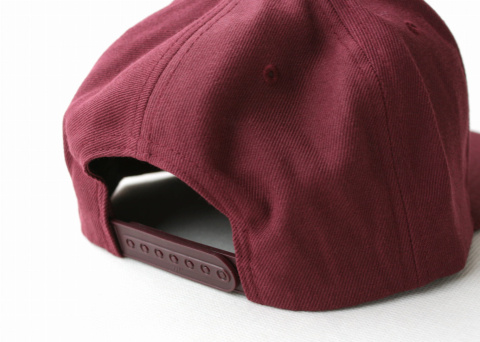 CZAPKA Z DASZKIEM ICON SNAPBACK (burgundy/white)